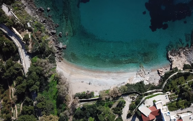 Ερωτοσπηλιά Το λιμανάκι των ερωτευμένων η πιο ερωτική παραλία της Αττικής από ψηλά YouTube