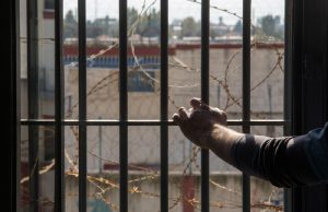 Νέο βίντεο – ντοκουμέντο από το «γλέντι» κρατουμένων στις φυλακές – Το «βαρύ» ζεϊμπέκικο και το αλκοόλ (vid)