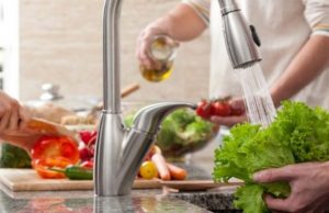 Δείτε ποια τρόφιμα πρέπει να πλένουμε πάντα και ποια όχι