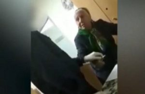 Θεσσαλονίκη: Βίντεο ντοκουμέντο με εικόνες ντροπής – Αστυνομικοί χλευάζουν την 90χρονη γιαγιά που έπιασαν σε λαϊκή αγορά!