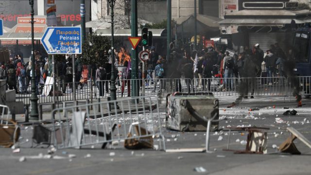 ola-osa-sumbainoun-sto-suntagma-twra-kare---kare_4.w_l