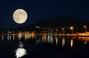 Την Τετάρτη η «Πανσέληνος του σκουληκιού» – Το σπάνιο διπλό ουράνιο φαινόμενο