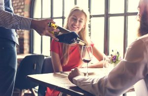 Τα άκομψα πράγματα που κάνουν τα εστιατόρια για οικονομία