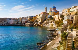 Σύρος: Αυτό το ελληνικό νησί είναι ο απόλυτος προορισμός για το φετινό καλοκαίρι