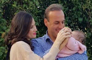 Η φωτογραφία του εορτάζοντα Γιώργου Παπανικολάου με την κορούλα του