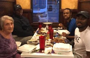 Προσκάλεσε στο τραπέζι του μία ηλικιωμένη που έτρωγε μόνη και έγινε ο ήρωας των social media