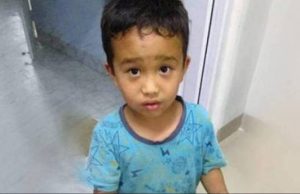 «Ραγίζει» καρδιές η πράξη αυτού του μικρού αγοριού – Η φωτογραφία που «λύγισε» τον πλανήτη