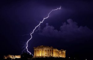 Τραυματίες στην Ακρόπολη από το χτύπημα κεραυνού