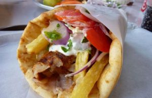 Αυξάνεται στα 3 ευρώ από 1η Μαΐου το σουβλάκι
