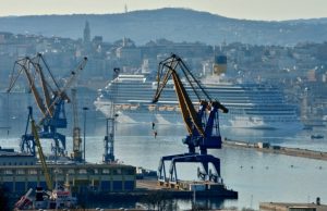 Σχέδιο «Β» της Cosco για παράκαμψη του Πειραιά
