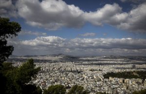 «Τρελός» καιρός σήμερα: Πού θα βρέξει, πού θα έχει καταιγίδες