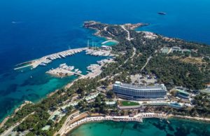 “Τα φιόρδ της Αττικής”: Αιξωνή και Βουλιαγμένη – Τα άκρα της χλιδής και της γαλήνης (video)