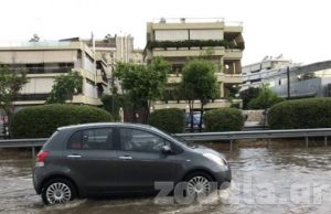 Πλημμύρισαν οι δρόμοι στη Γλυφάδα λόγω της έντονης βροχόπτωσης