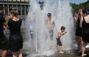 «Λιώνει» η Ευρώπη από το πρωτοφανές κύμα καύσωνα – «Έρχεται πύρινη κόλαση» με 45αρια την Παρασκευή (χάρτης)