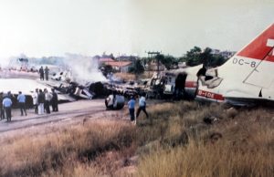 “Έφτασε στο δρόμο, κοντά στο Γκολφ της Γλυφάδας”: Η συντριβή του αεροπλάνου που έκρυβε στα «σπλάχνα» του το πιο επικίνδυνο φορτίο