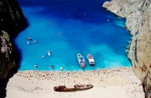 «Το Ναυάγιο»: Η ιστορία του πλοίου που βρίσκεται στην ωραιότερη παραλία της Ελλάδας