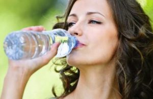 Είναι ασφαλές να πίνουμε νερό από πλαστικά μπουκάλια;