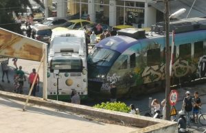 Πανικός στη Λιοσίων: Λεωφορείο συγκρούστηκε με τρένο προαστιακού