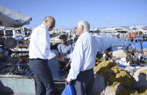 Οταν ο Νίκος Δένδιας συνάντησε τους ψαράδες της Γλυφάδας