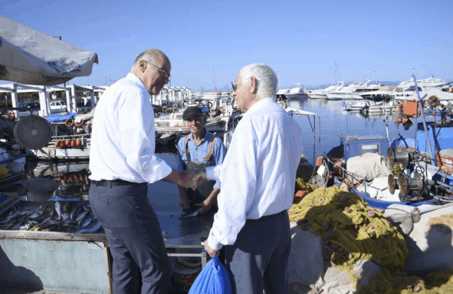 Οταν ο Νίκος Δένδιας συνάντησε τους ψαράδες της Γλυφάδας Protagon gr