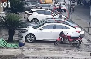 Συγκλονιστική διάσωση: Εργάτης έπιασε στον αέρα παιδί που έπεσε από τον δεύτερο όροφο (βίντεο)