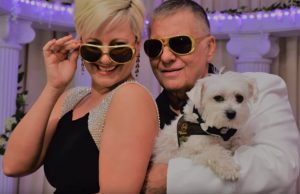 Ο Γιώργος Τράγκας παντρεύτηκε στο Λας Βέγκας με παπά Ελβις και παρανυφάκι Αστερίξ (video)