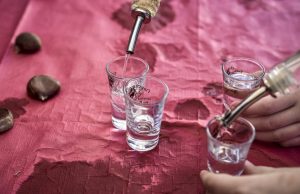 «Φωτιά» σε τσικουδιά και τσίπουρο – Τουλάχιστον 3,5 € ακριβότερα