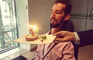 Ο Στέλιος Κυμπουρόπουλος γιόρτασε τα 35 του με Ελύτη