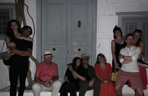 Τις διακοπές του στην Ύδρα απολαμβάνει ο Μπόνο των U2