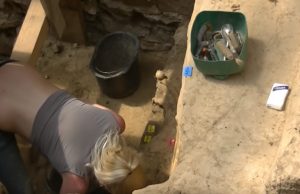 Η αρχαιολόγος… που έβαλε φωτιά στο διαδίκτυο (video)