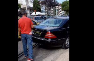 Οδηγός στην Γλυφάδα πάρκαρε την Mercedes στην γραμμή του τραμ, την κλείδωσε και έφυγε (vid)