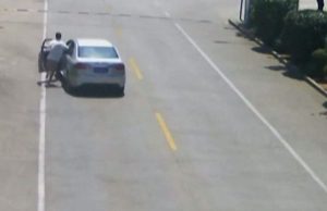 Κίνα – Άντρας σώζει παιδιά σε αυτοκίνητο που κυλάει χωρίς οδηγό