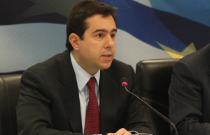 Έφοδος Μηταράκη στον ΕΦΚΑ: Tους έπαιρνε τηλέφωνο και δεν απαντούσε κανείς!