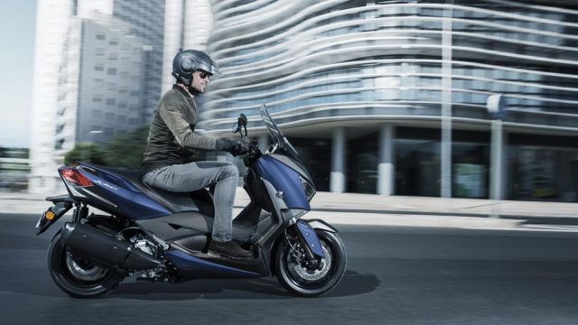 2018-Yamaha-X-MAX-300A-EU-Phantom-Blue-Action-004