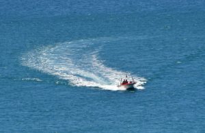 Συνελήφθη ο χειριστής ταχύπλοου που τραυμάτισε λουόμενο στη Γλυφάδα