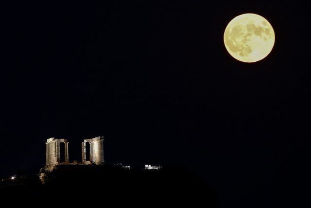 ÁÍÁÔÏËÇ ÔÇÓ ÁÕÃÏÕÓÔÉÁÔÉÊÇÓ ÐÁÍÓÅËÇÍÏÕ ÓÔÏ ÍÁÏ ÔÏÕ ÐÏÓÅÉÄÙÍÁ ÓÔÏ ÓÏÕÍÉÏ(EUROKINISSI)