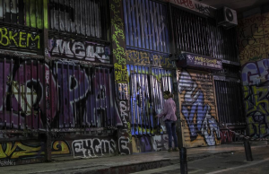 Τα γκράφιτι της κρίσης: Γιατί οι τοίχοι της Αθήνας γέμισαν ακατάληπτες μουτζούρες;