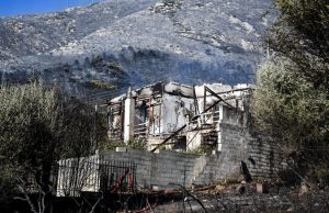 Φωτιά στον Υμηττό: Καλύτερη η εικόνα, διάσπαρτες εστίες