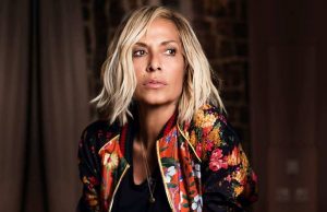 Παρατήρηση για την ελληνική σημαία που κρατούσε καταγγέλλει ότι δέχτηκε η Άννα Βίσση