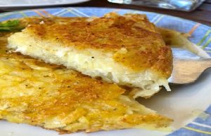 Εύκολη Συνταγή για Λαχταριστές πατάτες στον τρίφτη με γέμιση τυρί!