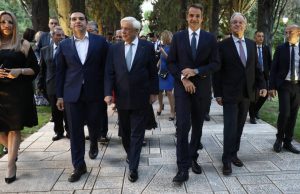 ΝΔ-ΣΥΡΙΖΑ-ΚΙΝΑΛ: Παρτίδα σκάκι για τρεις με στόχο τον έλεγχο του Κέντρου