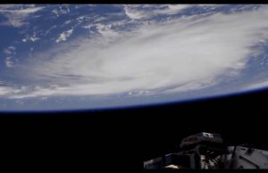 Τυφώνας Ντόριαν: Αναφορές για έναν νεκρό, ανυπολόγιστες καταστροφές και δραματικές προειδοποιήσεις