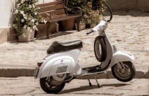 Σε …έξωση της Βέσπας από το κέντρο της Γένοβας προχωράει η δημοτική Αρχή