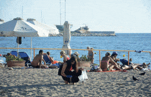 Καθάρισαν από τα πλαστικά την ακτή του Παλαιού Φαλήρου (εικόνες)