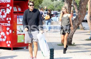 Βόλτα στη Γλυφάδα μετά τον γάμο τους (photos)