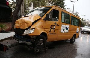 Τροχαίο με σχολικό λεωφορείο στη Βούλα-Τραυματίστηκαν ελαφρά πέντε παιδιά