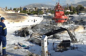 Προβληματισμός του Δημάρχου για τις πυρκαγιές σκαφών στις μαρίνες της Γλυφάδας!