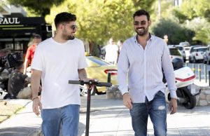 Νίκος Πολυδερόπουλος: Βόλτα με τον αδελφό του στη Γλυφάδα