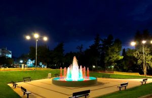 Ένα ολοκαίνουργιο, πανέμορφο σιντριβάνι, δεσπόζει στην πλατεία Μακεδονίας, στην Άνω Γλυφάδα