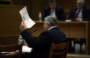 Ένταση στο τέλος της απολογίας Μιχαλολιάκου: «Δολοφόνε-Δολοφόνε» και «Αίμα-Τιμή-Χρυσή Αυγή» ακούστηκαν στην αίθουσα